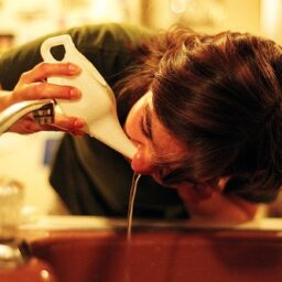 How to Use a Neti Pot Safely to Relieve Congestion