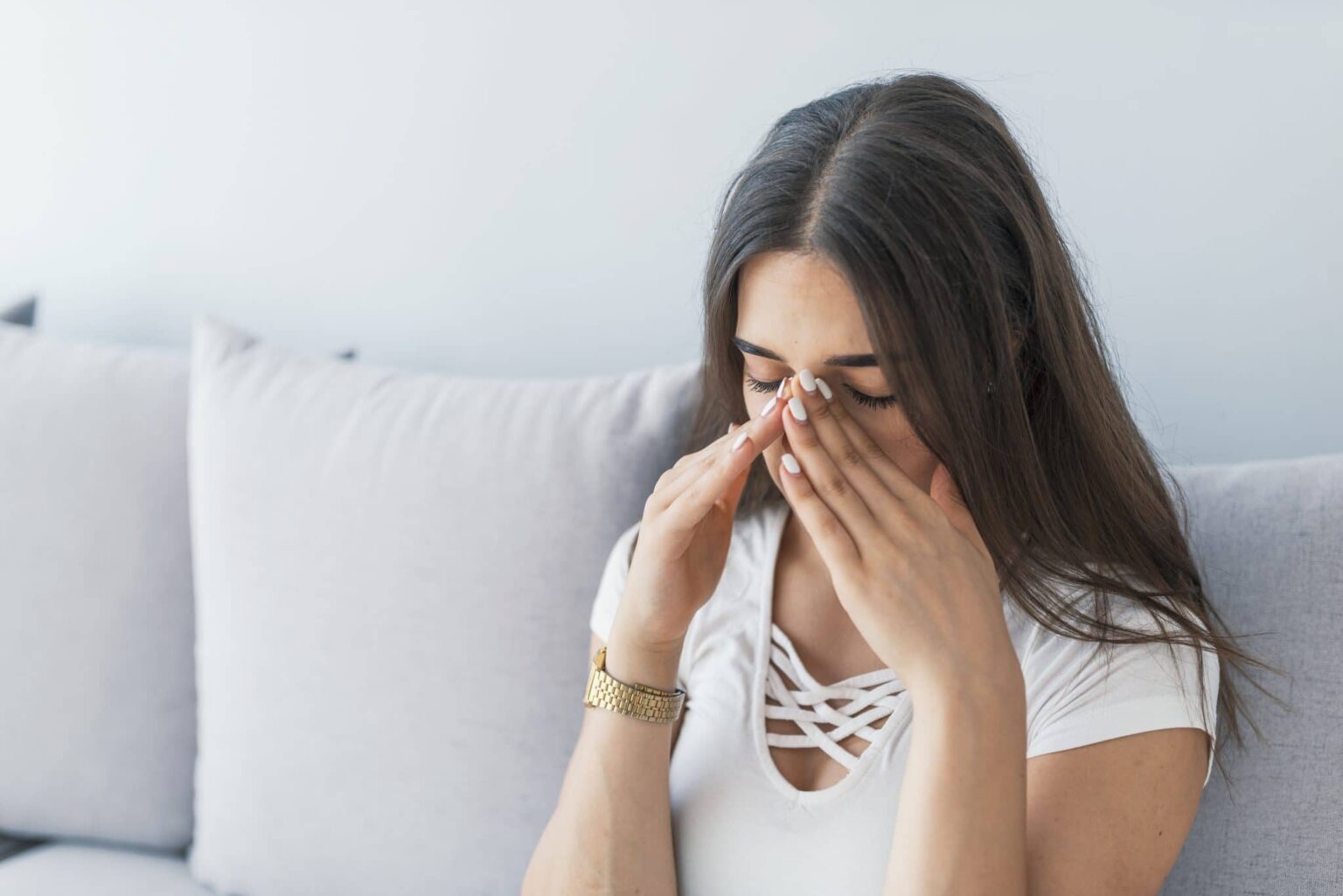 Woman experiencing sinus pain.