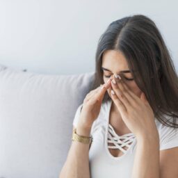 Woman experiencing sinus pain.